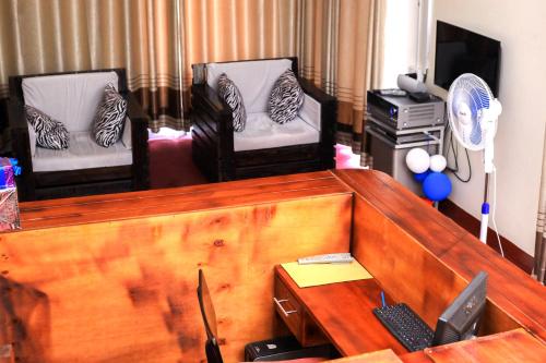 jaettu olohuone/TV alue, Gold Palm Hotel in Gulu