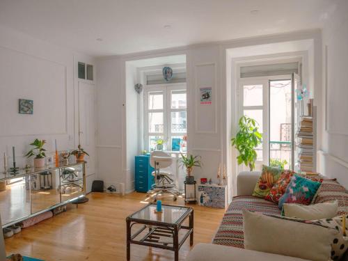Charming 1BR with Terrace Praça das flores | By Airnest, Lisbonne