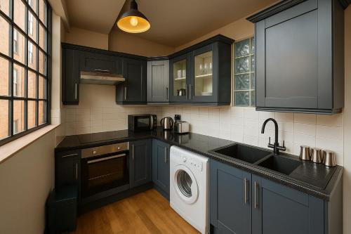 Balcony Flat by Concert Square with Free Parking, Liverpool (photo 11)