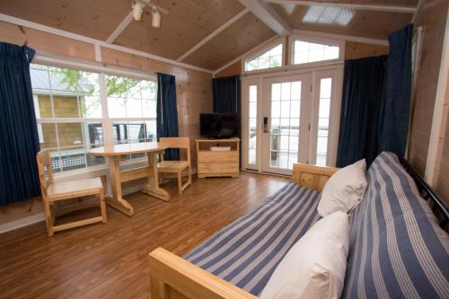 1 double bed, 1 bunk bed, 1 futon bed