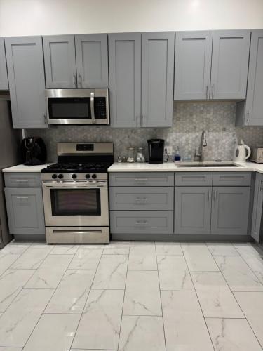 Adorable 2 bedroom with free street parking