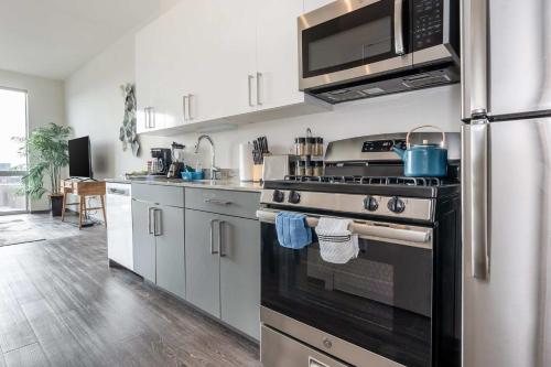1BR City Loft With Modern Glass Views in Logan Square