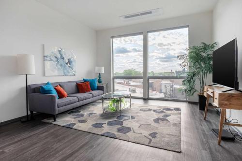 1BR City Loft With Modern Glass Views in Logan Square