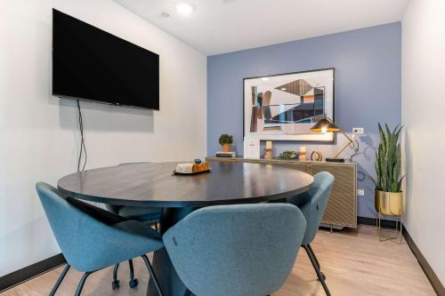 1BR City Loft With Modern Glass Views in Logan Square