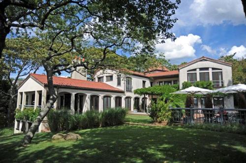 Bluffside Cove by Rove Beachfront Villa w Pool Sauna in Саг-Харбор