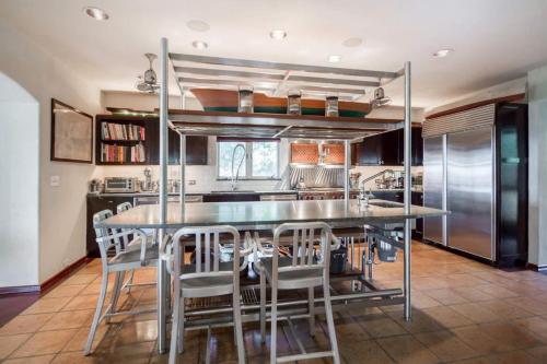 Bluffside Cove by Rove Beachfront Villa w Pool Sauna in Саг-Харбор