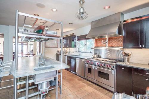 Bluffside Cove by Rove Beachfront Villa w Pool Sauna in Саг-Харбор