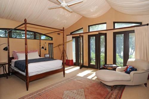 Bluffside Cove by Rove Beachfront Villa w Pool Sauna in Саг-Харбор