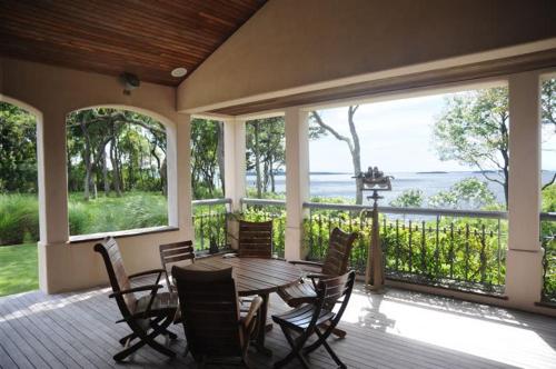 Bluffside Cove by Rove Beachfront Villa w Pool Sauna in Саг-Харбор