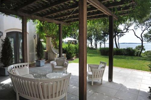 Bluffside Cove by Rove Beachfront Villa w Pool Sauna in Саг-Харбор