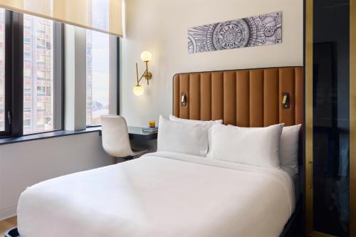 Arlo Chicago Room Type - City Queen ADA