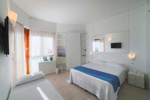 1 double bed, 1 twin bed