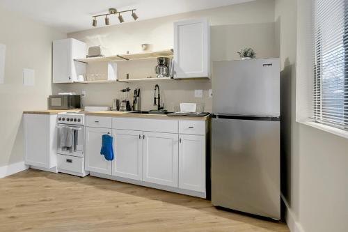 Queen Bed Modern Studio Apartment in Huntsville in Huntsville, USA