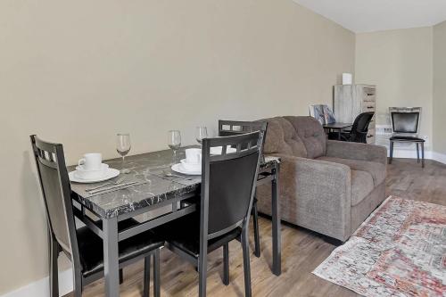 Queen Bed Modern Studio Apartment in Huntsville in Huntsville, USA