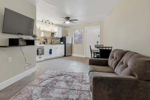 Queen Bed Modern Studio Apartment in Huntsville in Huntsville, USA
