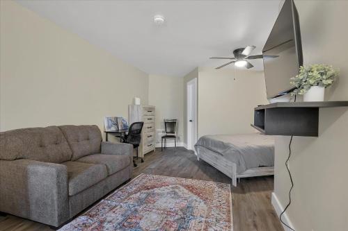 Queen Bed Modern Studio Apartment in Huntsville in Huntsville, USA