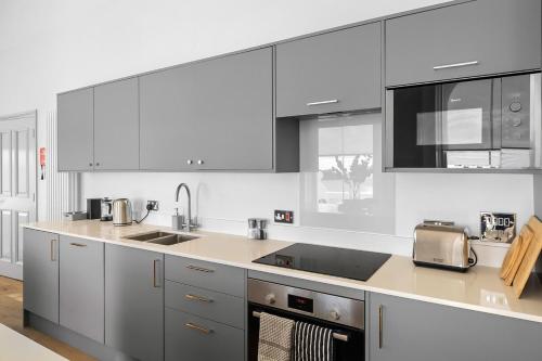 1 Bed - Napier by Pureserviced, Plymouth (photo 5)