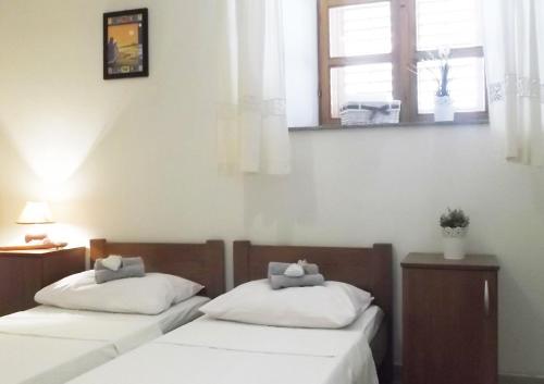 Twin Room image 4
