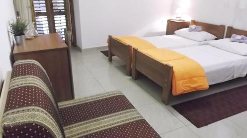 Twin Room image 3