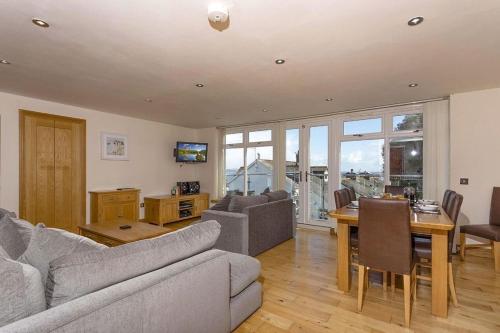 Anzac Lookout Central Brixham Retreat with Stunning Views