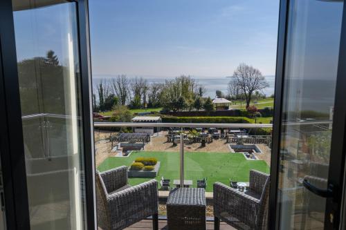 ペナース Holm House - Stylish Coastal Suites - Silures Bar & Restaurant On-site 4つ星 ゲストハウス レストラン