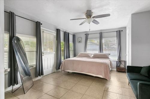 Charming 3 bedroom 2 bath home in Nederland in Nederland (Texas)