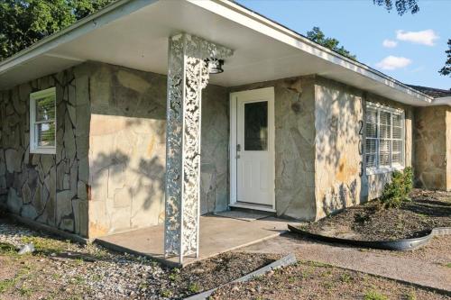 Charming 3 bedroom 2 bath home in Nederland in Nederland (Texas)