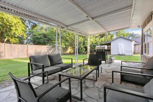 Charming 3 bedroom 2 bath home in Nederland in Nederland (Texas)