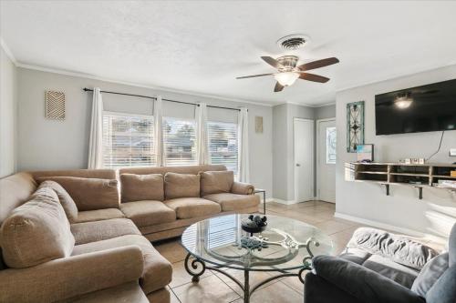 Charming 3 bedroom 2 bath home in Nederland in Nederland (Texas)