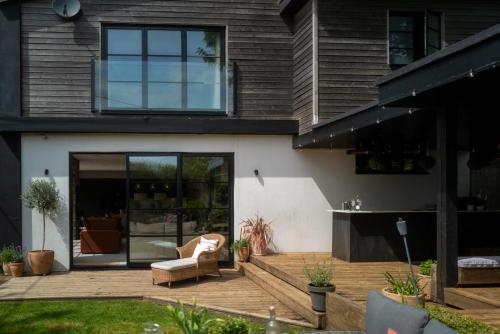 Exterior view, Verdant Rise - Contemporary Country Retreat in Hurstpierpoint and Sayers Common