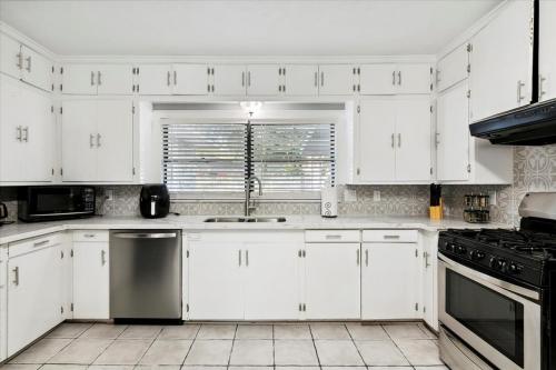 Charming 3 bedroom 2 bath home in Nederland in Nederland (Texas)