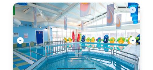 Úszómedence, Perfect days away - 3 bedroom 1 shower with decking & bedding in East Mersea