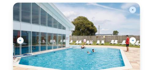 Úszómedence, Perfect days away - 3 bedroom 1 shower with decking & bedding in East Mersea