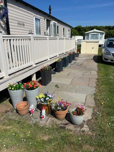 Balcony/terrace, Perfect days away - 3 bedroom 1 shower with decking & bedding in Colchester