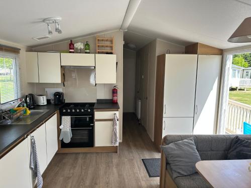 Konyha, Perfect days away - 3 bedroom 1 shower with decking & bedding in East Mersea