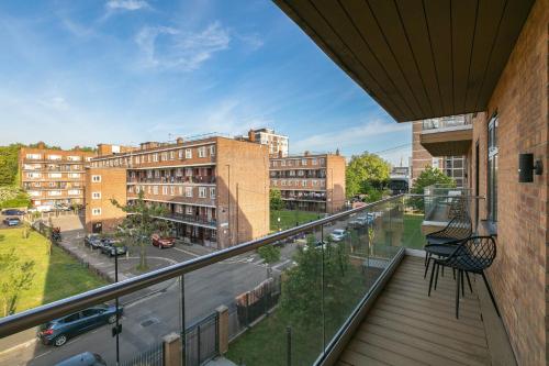 Modern Hoxton London 2 Bed 2 Bathroom Apartment with Balcony Sleeps 6 (F11 PW) - image 10
