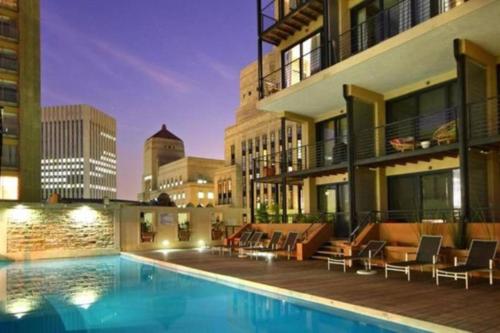 Luxury modern apartment Rooftop Pool and Gym - image 2