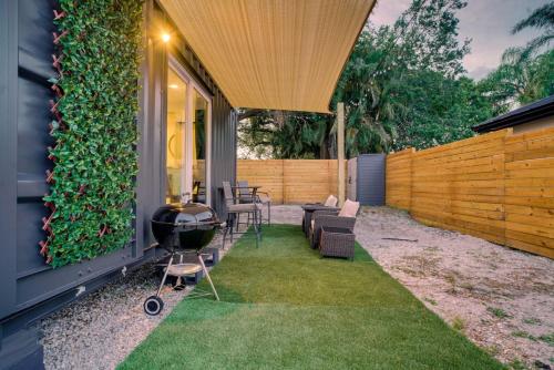 Luxury Tiny Container Home 2mi to Beach Private in Wabasso Beach (FL)