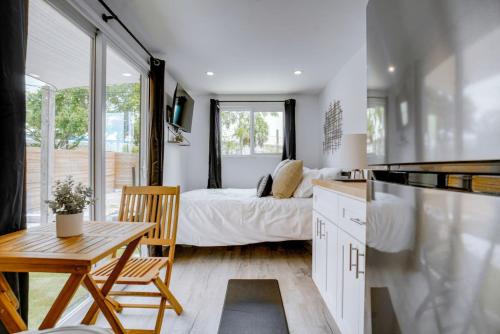 Luxury Tiny Container Home 2mi to Beach Private in Wabasso Beach (FL)