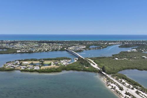 Luxury Tiny Container Home 2mi to Beach Private in Wabasso Beach (FL)