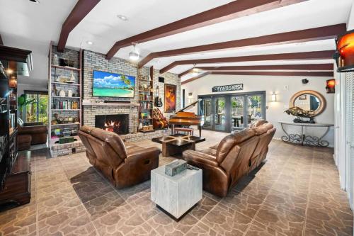 The Creek Resort - Revamped Chic 4BR Haven with Massive Pool, Hot Tub, and Outdoor Space in Coconut Creek (FL)