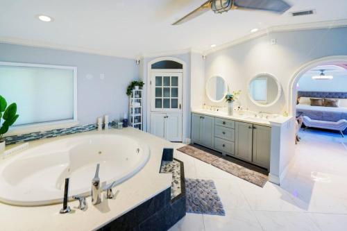 The Creek Resort - Revamped Chic 4BR Haven with Massive Pool, Hot Tub, and Outdoor Space in Coconut Creek (FL)