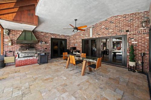 The Creek Resort - Revamped Chic 4BR Haven with Massive Pool, Hot Tub, and Outdoor Space in Coconut Creek (FL)