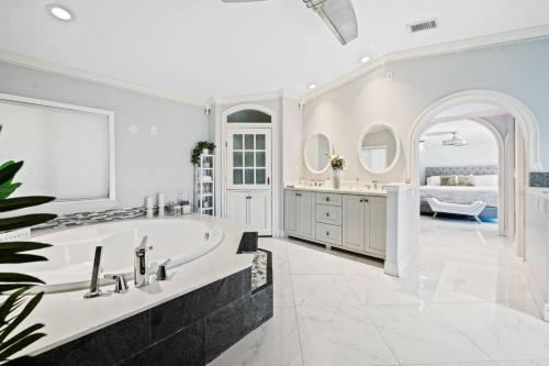 The Creek Resort - Revamped Chic 4BR Haven with Massive Pool, Hot Tub, and Outdoor Space in Coconut Creek (FL)