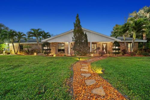 The Creek Resort - Revamped Chic 4BR Haven with Massive Pool, Hot Tub, and Outdoor Space in Coconut Creek (FL)