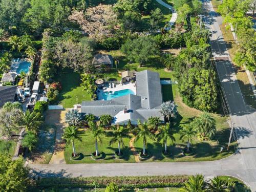 The Creek Resort - Revamped Chic 4BR Haven with Massive Pool, Hot Tub, and Outdoor Space in Coconut Creek (FL)