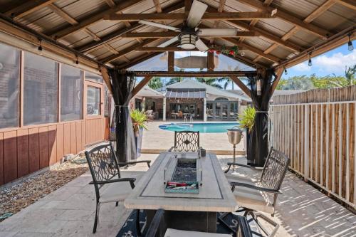 The Creek Resort - Revamped Chic 4BR Haven with Massive Pool, Hot Tub, and Outdoor Space in Coconut Creek (FL)