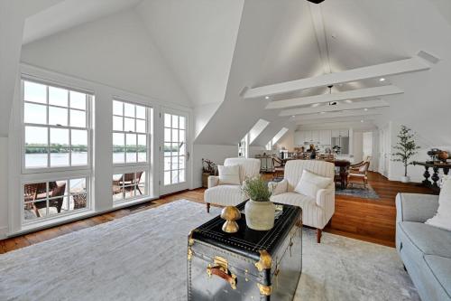 The Boat House- Water Views, Sunsets, soaker jacuzzi in Marietta (PA)