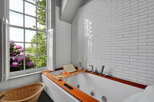 The Boat House- Water Views, Sunsets, soaker jacuzzi in Marietta (PA)
