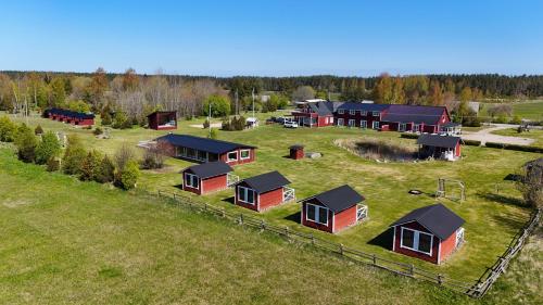 Viesnīcas āriene, Ratturi talu in Kivi